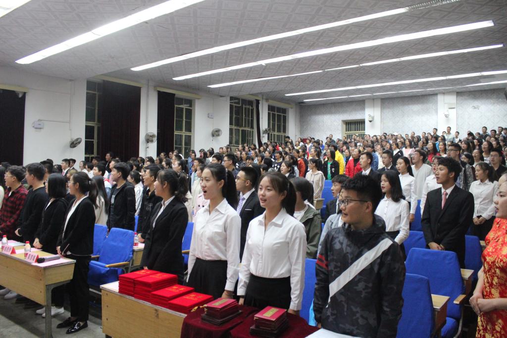 全体起立共唱《中国共产主义青年团之歌》